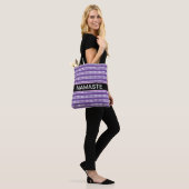 Yoga stijlvol wit gestreept patroon op violet tote bag (Op model)