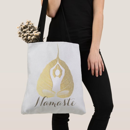 Yoga Studio Instructor Meditation Pose Bodhi Leaf Tote Bag (Dichtbij)