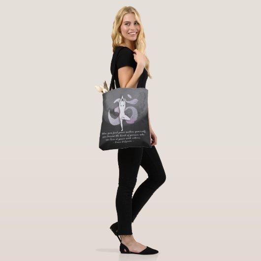 Yoga Studio Instructor Meditation Pose OM-symbool Tote Bag (Op model)