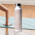 Yoga Studio Logo Business Water Fles Promotion<br><div class="desc">Creëer je eigen yoga studiowaterfles! Een geweldig promotioneel idee voor uw bedrijf. Verkoop aan uw klanten,  belonen uw werknemers,  die aan uw loyale klanten weggeven.</div>