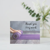 Yoga vrouw rolt yogamat briefkaart (Staand voorkant)