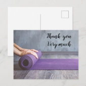 Yoga vrouw rolt yogamat briefkaart (Voorkant / Achterkant)