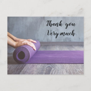 Yoga vrouw rolt yogamat briefkaart