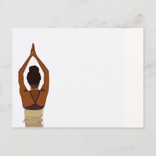Yoga vrouw steekt haar armen uit briefkaart