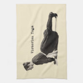 Yoga Vrouw Up Dog Antiek Theedoek (Verticaal)