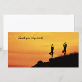 Yoga-vrouwen zitten op de klif bedankkaart (Voorkant / Achterkant)