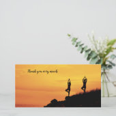 Yoga-vrouwen zitten op de klif bedankkaart (Staand voorkant)