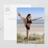 yoga wordt op het strand geoefend door een vrouw briefkaart (Voorkant / Achterkant)