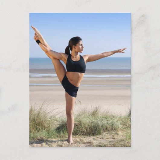 yoga wordt op het strand geoefend door een vrouw briefkaart (Voorkant)