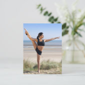 yoga wordt op het strand geoefend door een vrouw briefkaart (Staand voorkant)