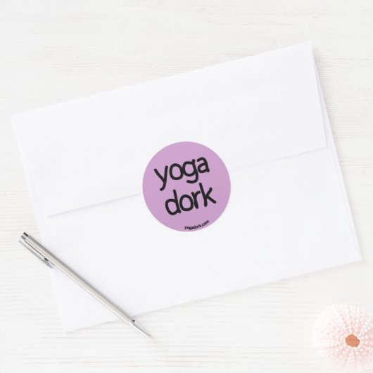 Yogadork sticker rond paarse (Envelop)
