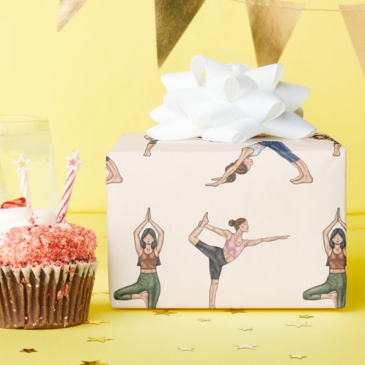 Yogahouding Vrouw Op Beige Workout Patroon Cadeaupapier (Verjaardagsfeest)
