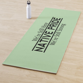 Yogamat 'Inheemse trots, wij zijn nog steeds hier,