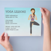 Yogavrouw in Boomhouding Yogalessen Flyer (Hand)