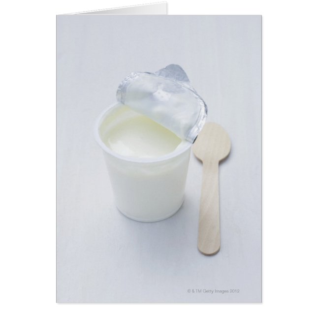 Yoghurt in geopende wegwerpbeker (Voorkant)