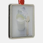 Yoghurt in geopende wegwerpbeker metalen ornament (Rechts)
