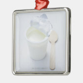 Yoghurt in geopende wegwerpbeker metalen ornament (Links)