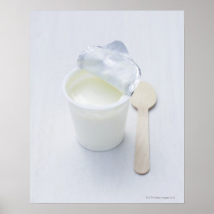 Yoghurt in geopende wegwerpbeker poster