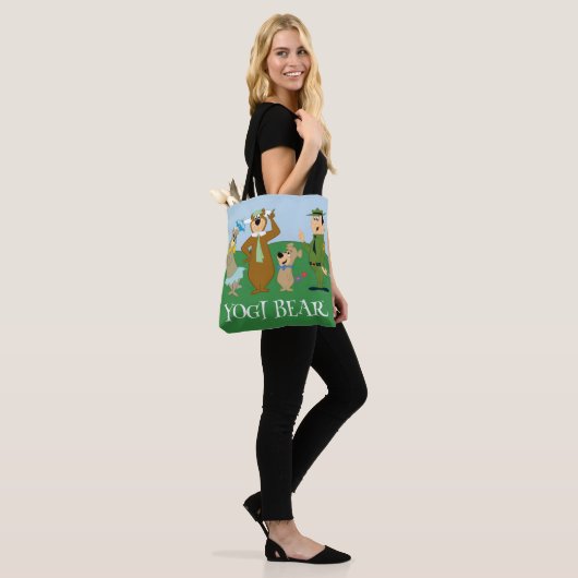 Yogi Beer en vrienden Classic Pose Tote Bag (Op model)