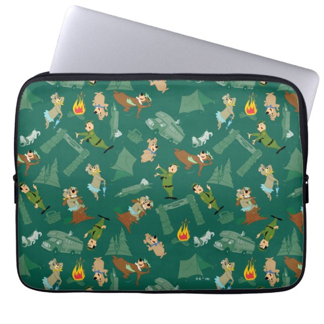 Yogi Beer en vrienden Jellystone Park Camp Pattern Laptop Sleeve (Voorkant)