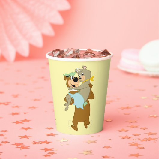 Yogi Beer met Cindy Beer Papieren Bekers (Insitu)