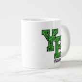Yogi Beer met patroon Varsity Letters Grote Koffiekop (Voorkant rechts)