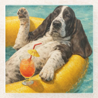 Yogi de Basset Hound die chilt bij het zwembad Glazen Onderzetter