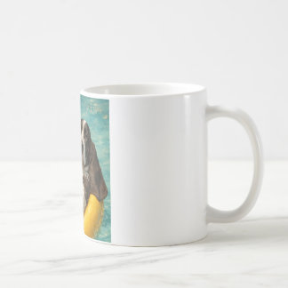 Yogi the Basset Hound Chilling at the Pool Mug Koffiemok