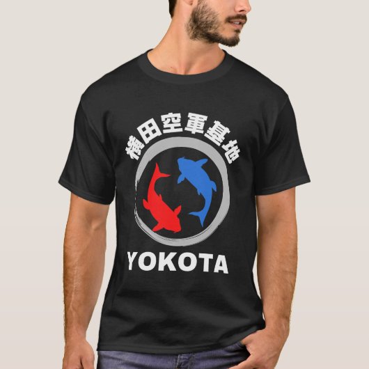 Yokota luchtmachtbasis in het Japans met Koi Fish T-shirt (Voorkant)