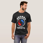 Yokota luchtmachtbasis in het Japans met Koi Fish T-shirt (Voorkant volledig)