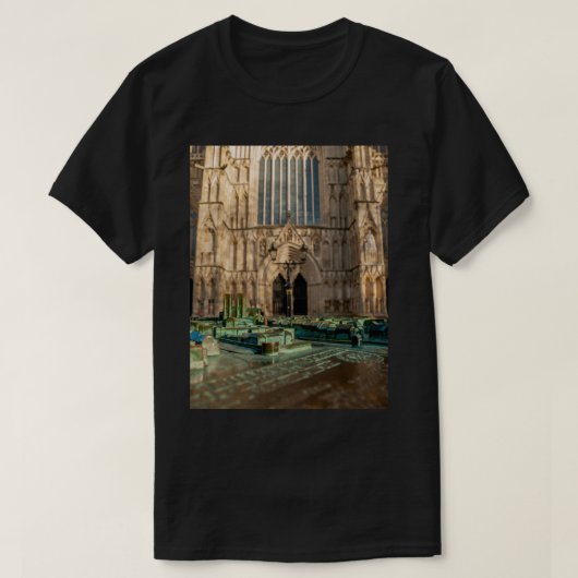 York Minster (kathedraal) en model op voorgrond L T-shirt (Design voorkant)