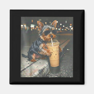Yorkie drinkt ijskoffie grappige dier meme hond magneet