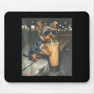 Yorkie drinkt ijskoffie grappige dieren meme hond muismat