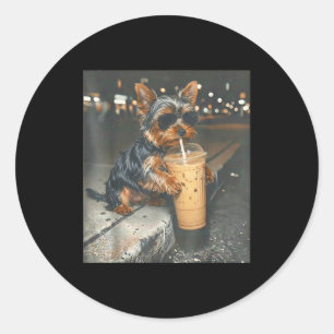 Yorkie drinkt ijskoude koffie grappige dieren meme ronde sticker