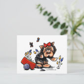 Yorkie in de tuin briefkaart (Staand voorkant)