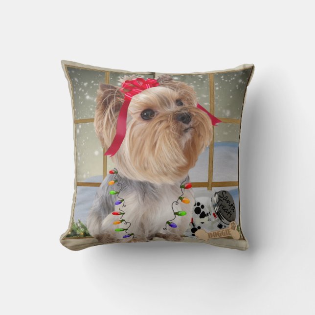 Yorkie in Kerstmis Light Pillow door PetVenturesUS Kussen (Voorkant)