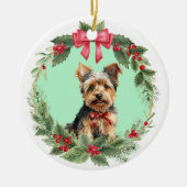 Yorkie Puppy Dog Red Bow Holly Krans Keramisch Ornament (Voorkant)
