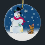 Yorkie puppy en Snowman Keramisch Ornament<br><div class="desc">Little Yorkshire Terrier puppy dog en haar sneeuwman vriendin</div>