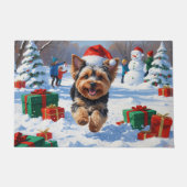 Yorkipoo Hardlopen in de sneeuw met kerst Pet Deurmat (Voorkant)