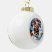 Yorkipoo Hardlopen in de sneeuw met kerst Pet Keramische Bal Ornament (Links)