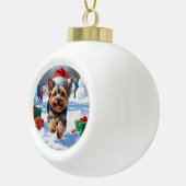 Yorkipoo Hardlopen in de sneeuw met kerst Pet Keramische Bal Ornament (Rechts)