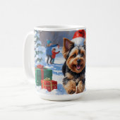 Yorkipoo Hardlopen in de sneeuw met kerst Pet Koffiemok (Voorkant links)