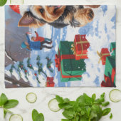 Yorkipoo Hardlopen in de sneeuw met kerst Pet Theedoek (Gevouwen)