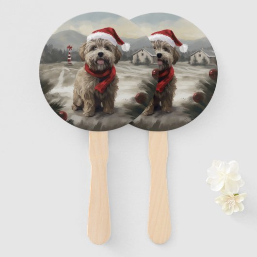Yorkipoo-hond in de sneeuw met Kerstmis Handwaaier (Voorkant en achterkant)
