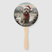Yorkipoo-hond in de sneeuw met Kerstmis Handwaaier (Voorkant)