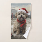 Yorkipoo-hond in sneeuw met Kerstmis Bad Handdoek (Handdoek)