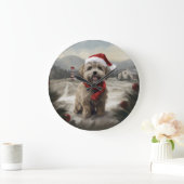 Yorkipoo-hond in sneeuw met Kerstmis Grote Klok (Huis)