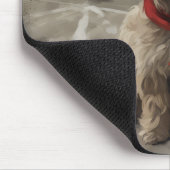 Yorkipoo-hond in sneeuw met Kerstmis Muismat (Hoek)