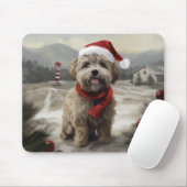 Yorkipoo-hond in sneeuw met Kerstmis Muismat (Met muis)