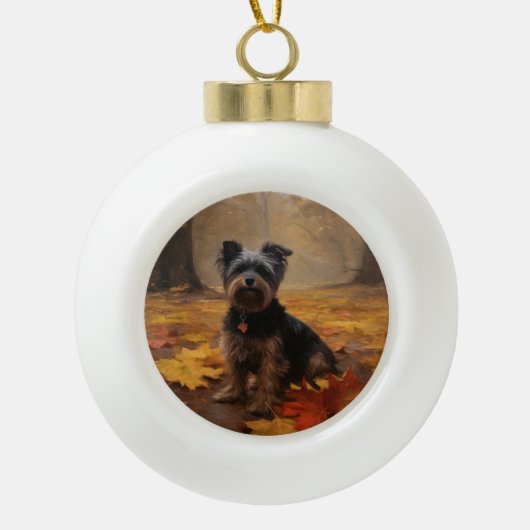 Yorkipoo in de herfst laat Herfst inspireren Keramische Bal Ornament (Voorkant)